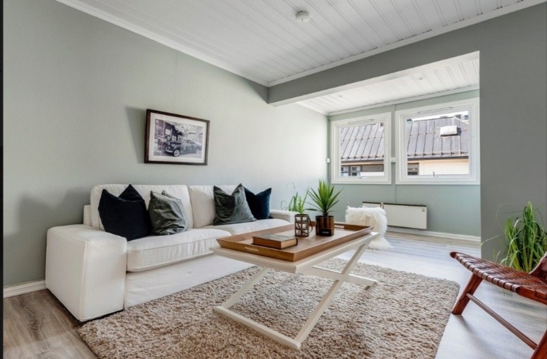 Her er stua innredet på en annen måte hvor sofaen står inntill vegg. Galleribilde