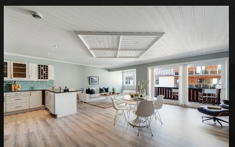 Romslig stue med åpen kjøkkenløsning. Galleribilde