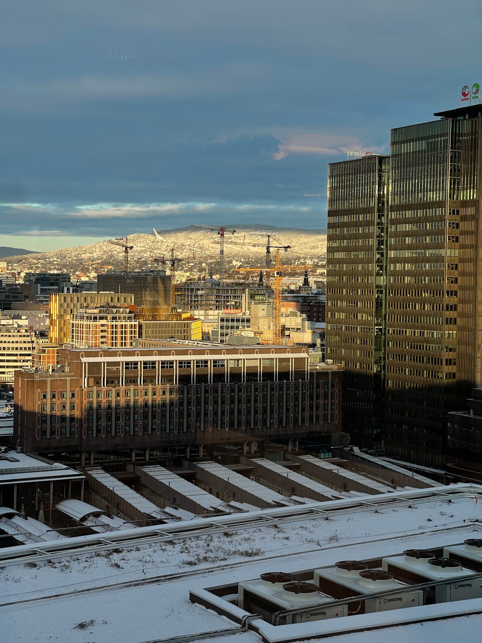 Mot tog - Oslo S Galleribilde