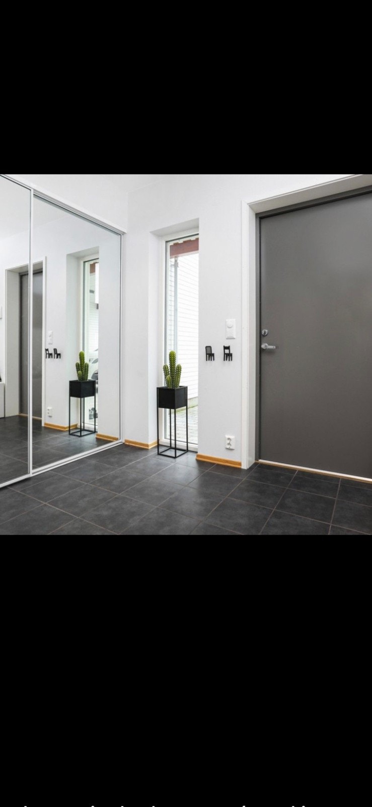 Gang med garderobe Galleribilde