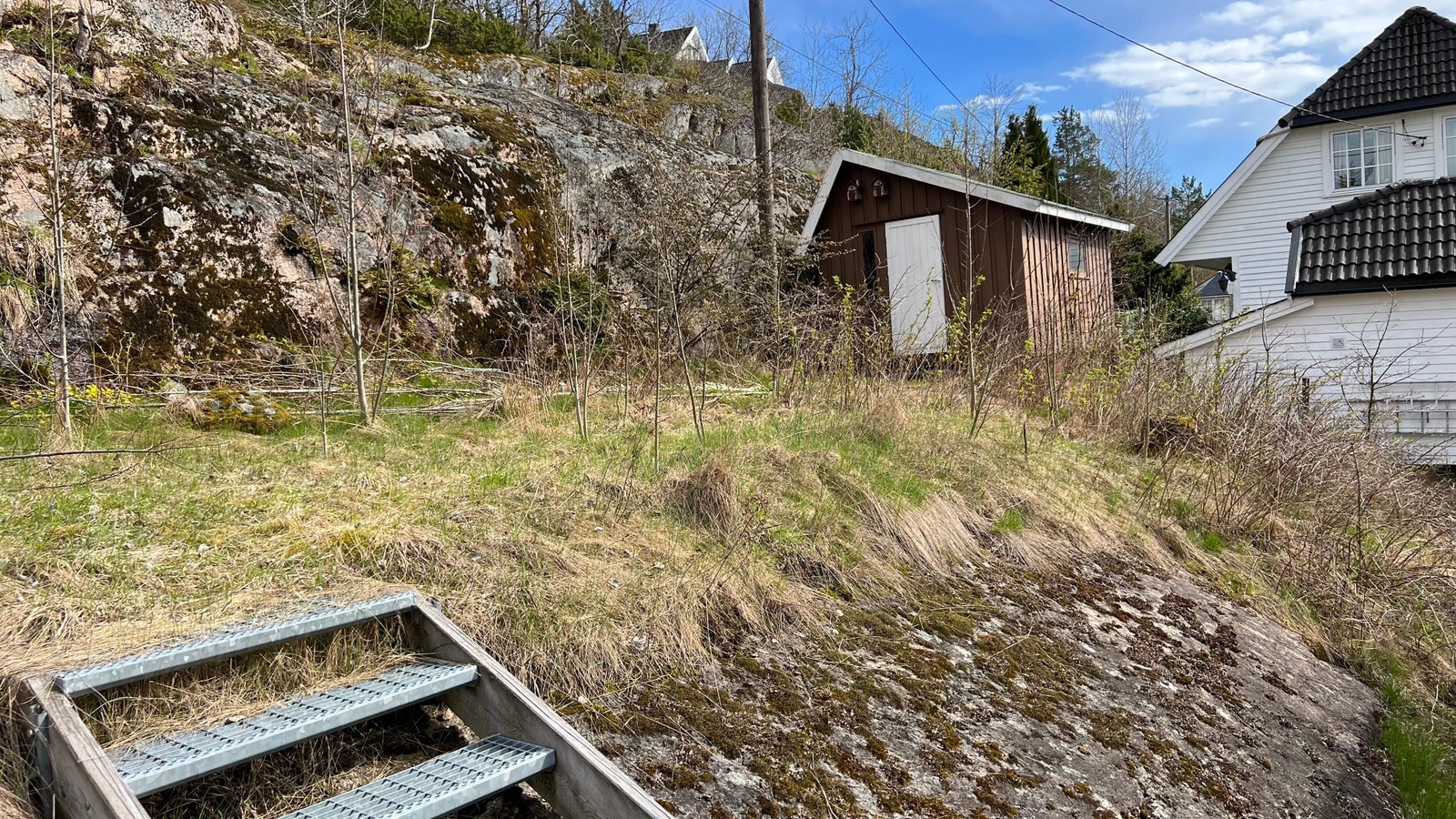 Uteareal bak huset med liten bod Galleribilde