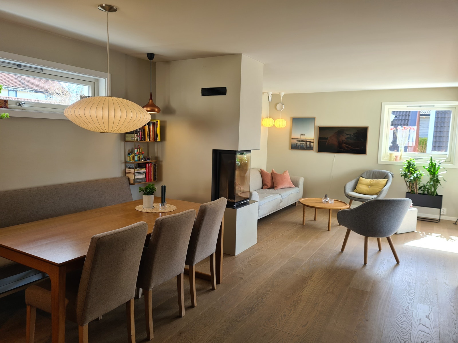 Kjøkken/stue med peis Galleribilde