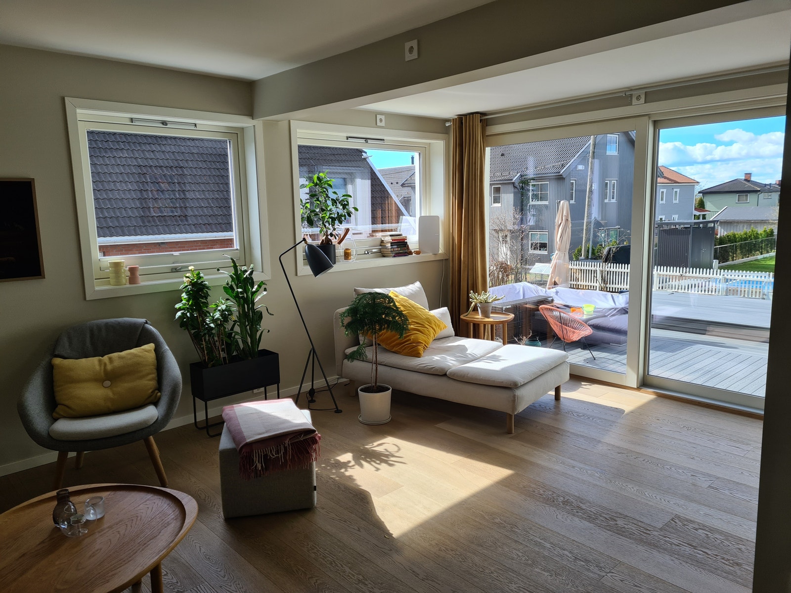 Stue med utgang til platting og hage Galleribilde