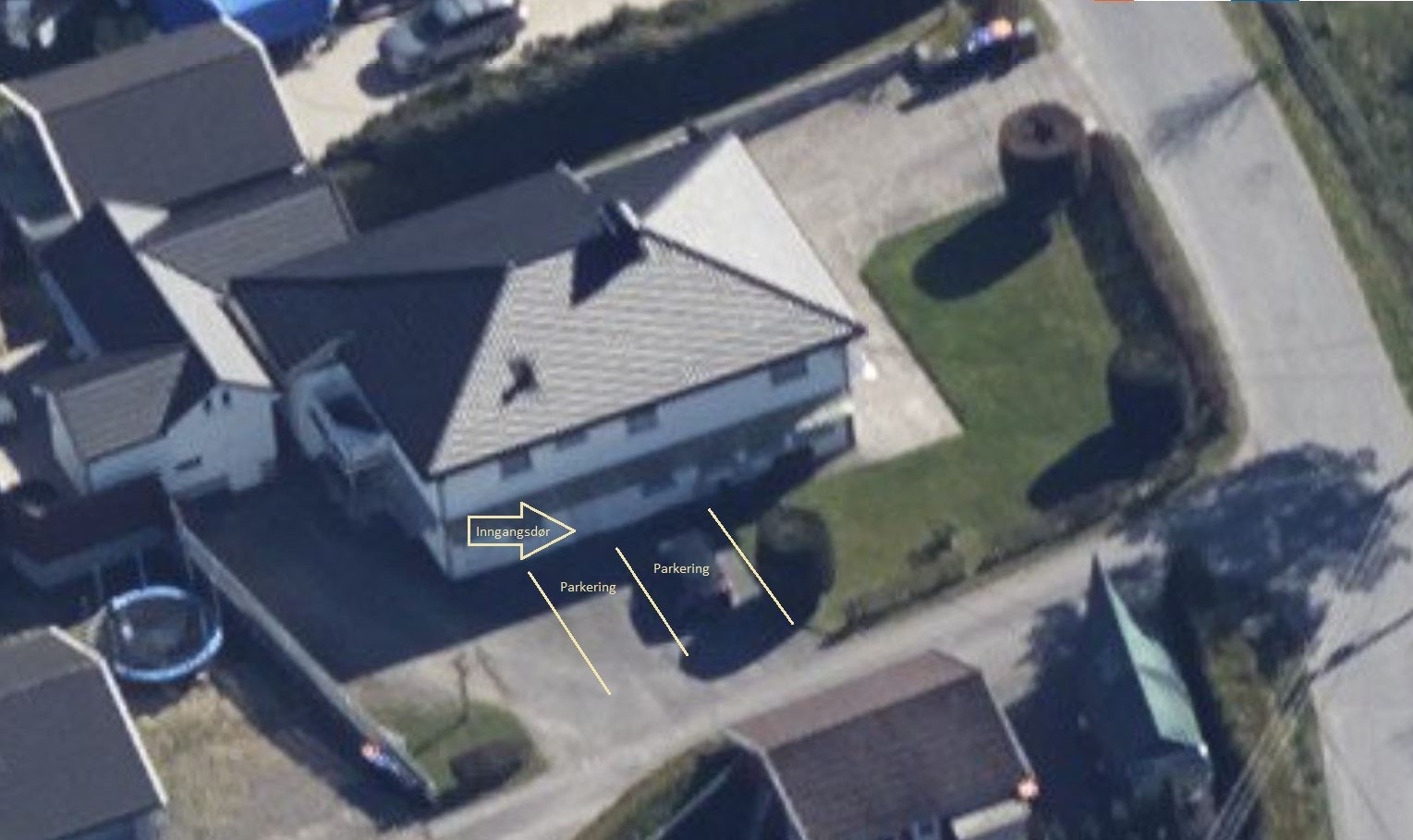 Oversiktsbilde, Snarveien 22. Oppstillingsplass til 2 stk normale/ små biler. Inngangsdør er på vegg som er på nordvestlig side av huset. Galleribilde