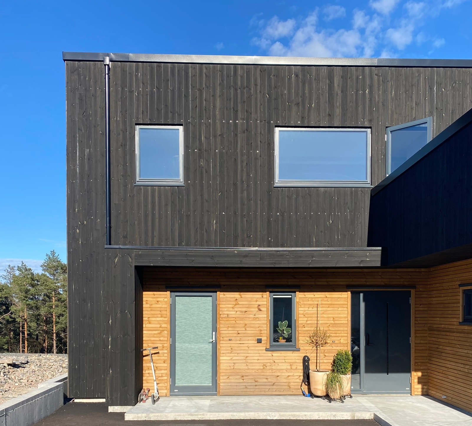 Praktikantandel har inngang til venstre. Galleribilde