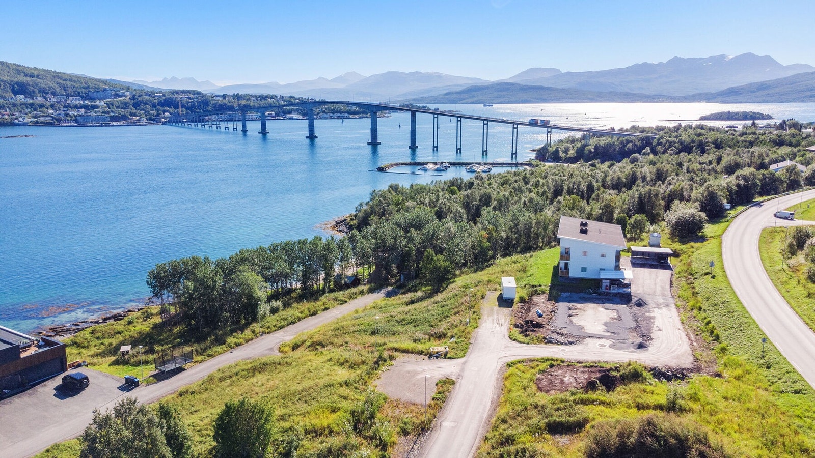 Sarabakken 11 A-D blir oppført ved siden av det hvite bygget på bildet. Galleribilde