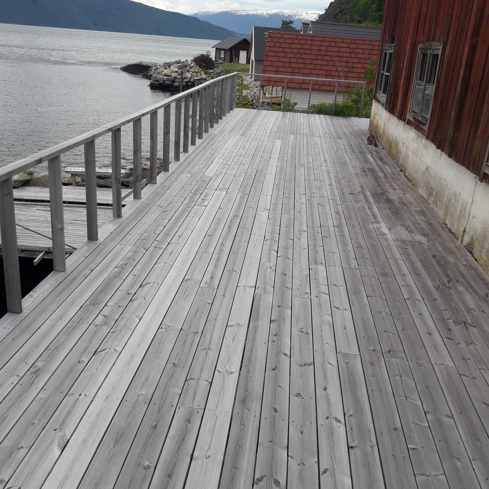 Uteplass ved sjøen Galleribilde