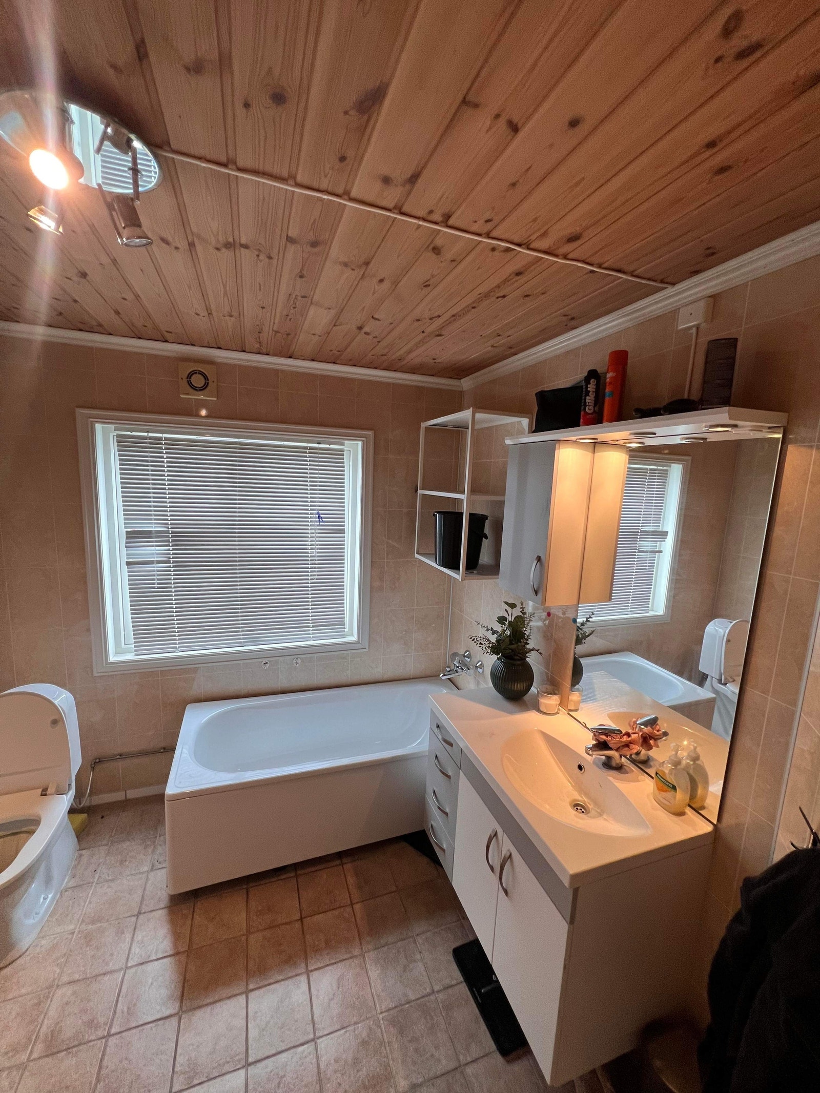Romslig bad med badekar Galleribilde