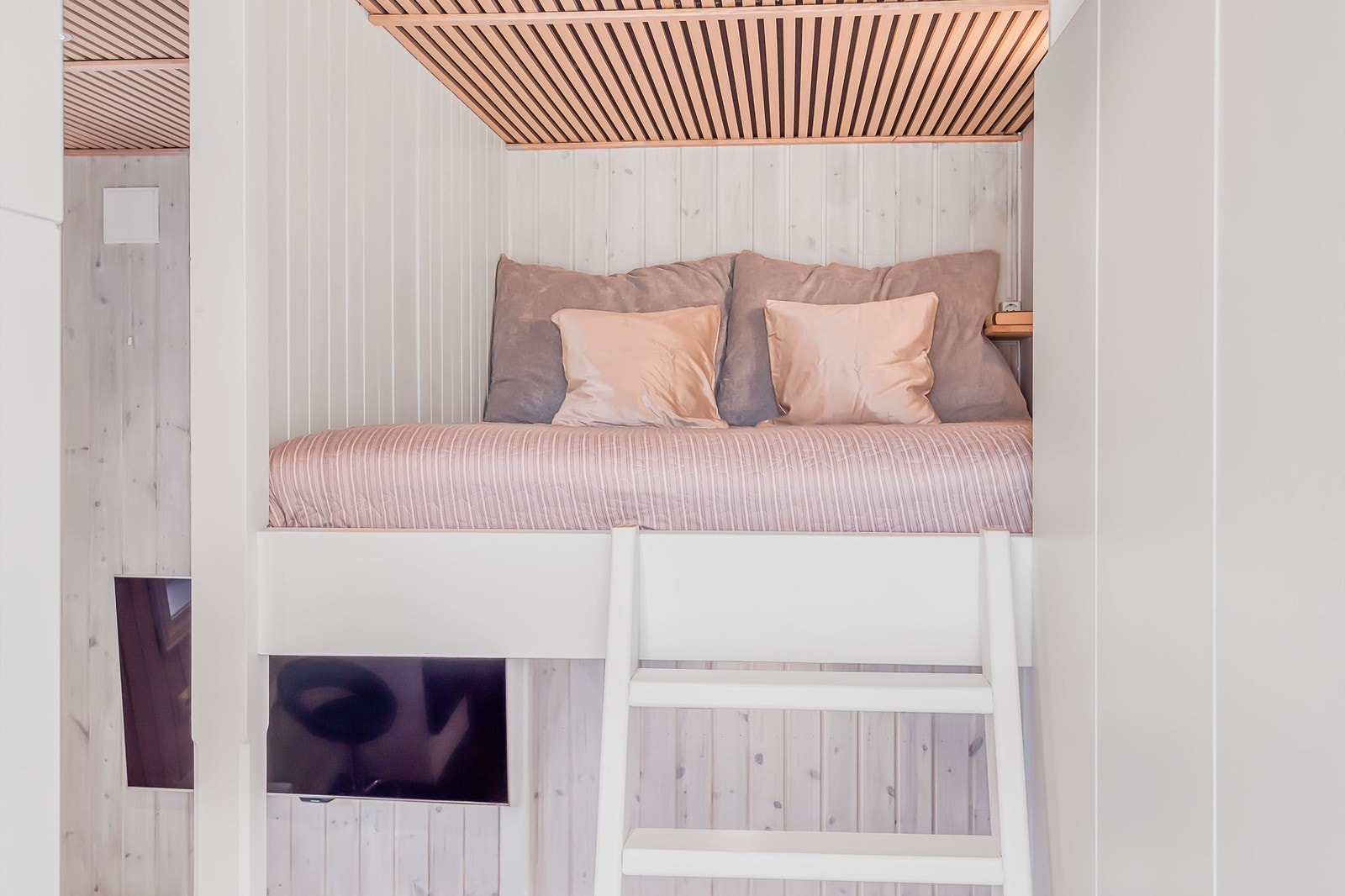 Trivelig hems (150 cm). Det er en egen stikkkontakt og nattbord på vegg Galleribilde