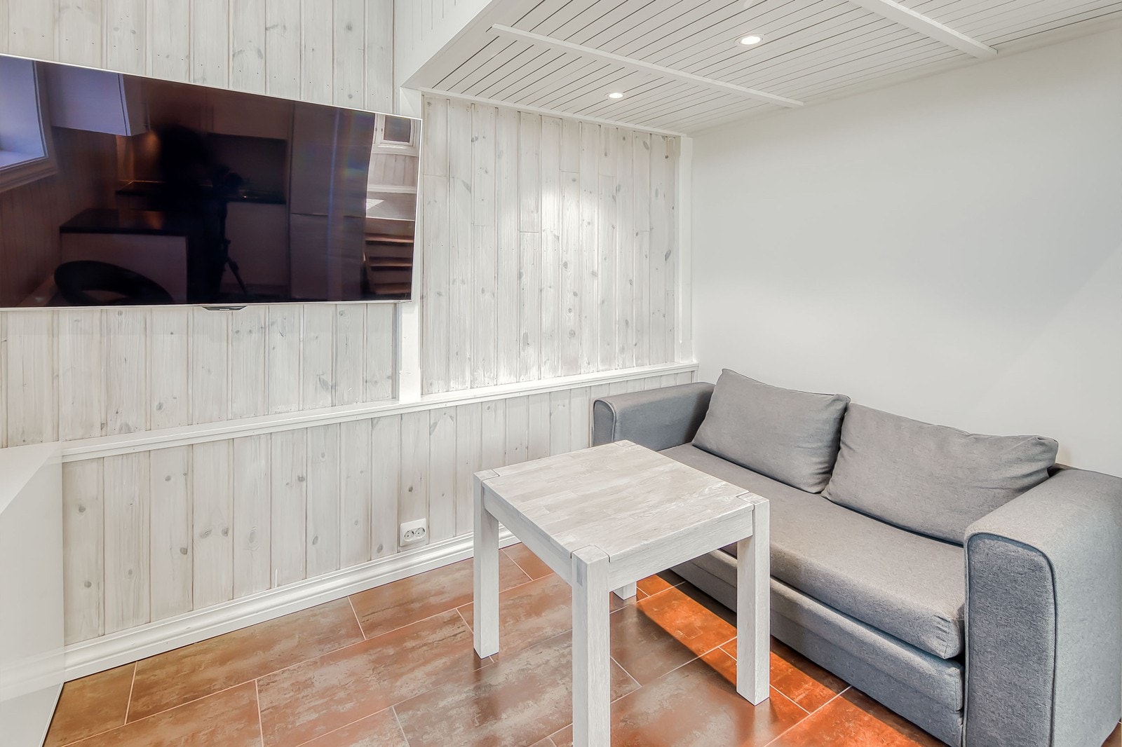 Sovesofa som man kan res opp dersom man har gjester. Galleribilde