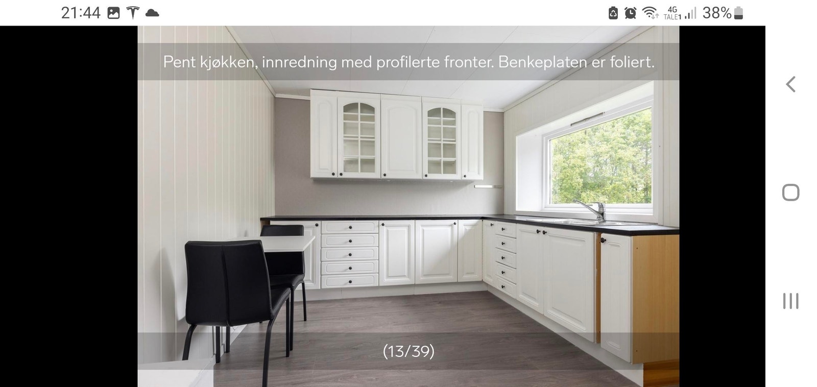 Stort kjøkken med flott lys fra vinduet Galleribilde