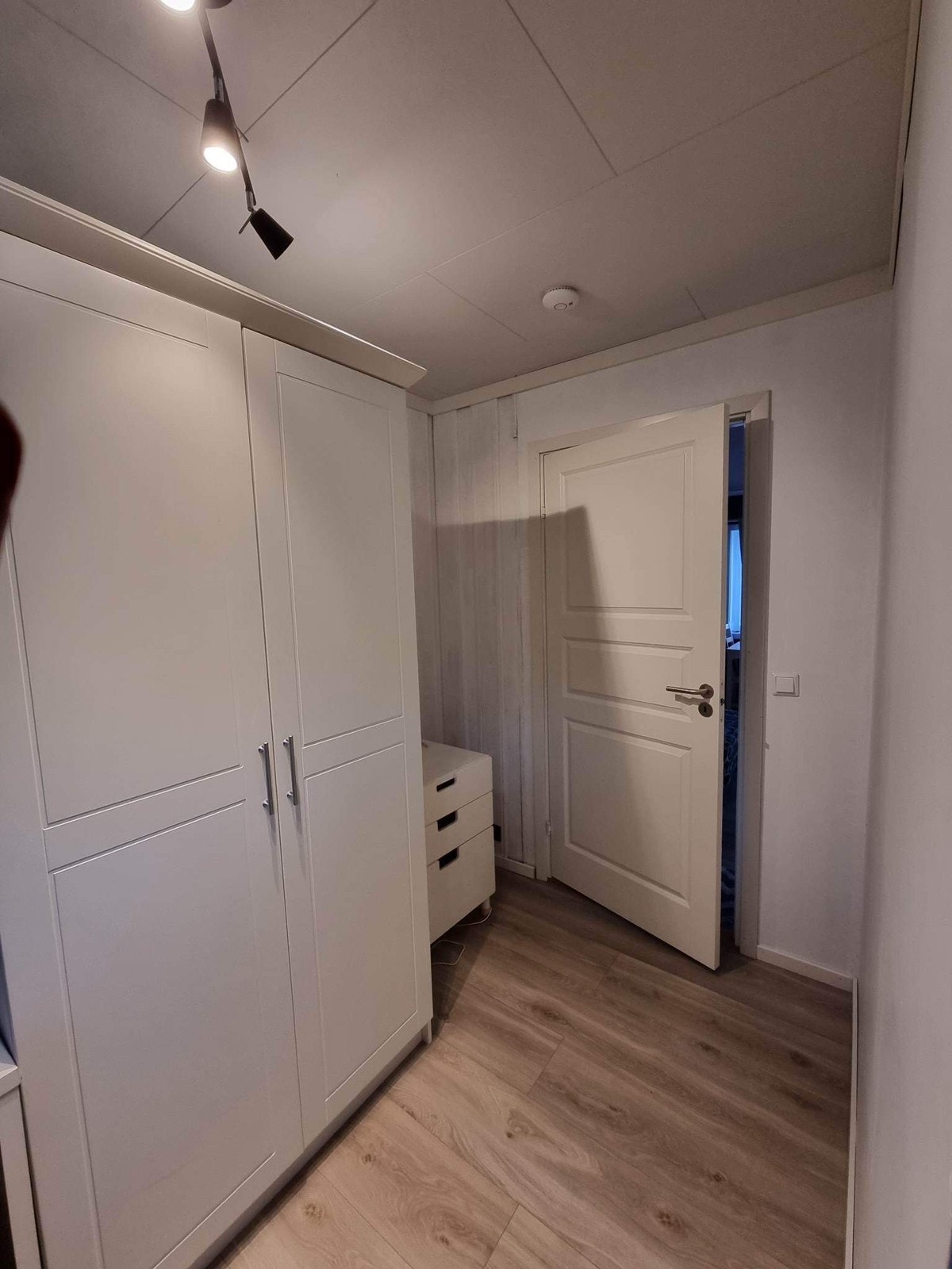 Rom 2 klesskap Galleribilde