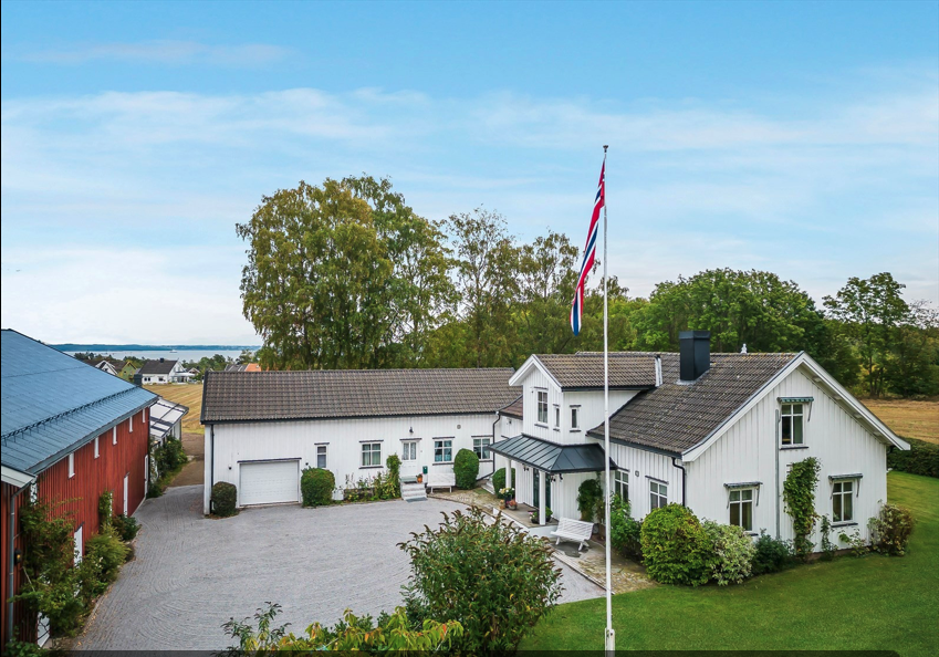 Bygningen i midten inneholder tre hybler med felles kjøkken og bad/vask Galleribilde