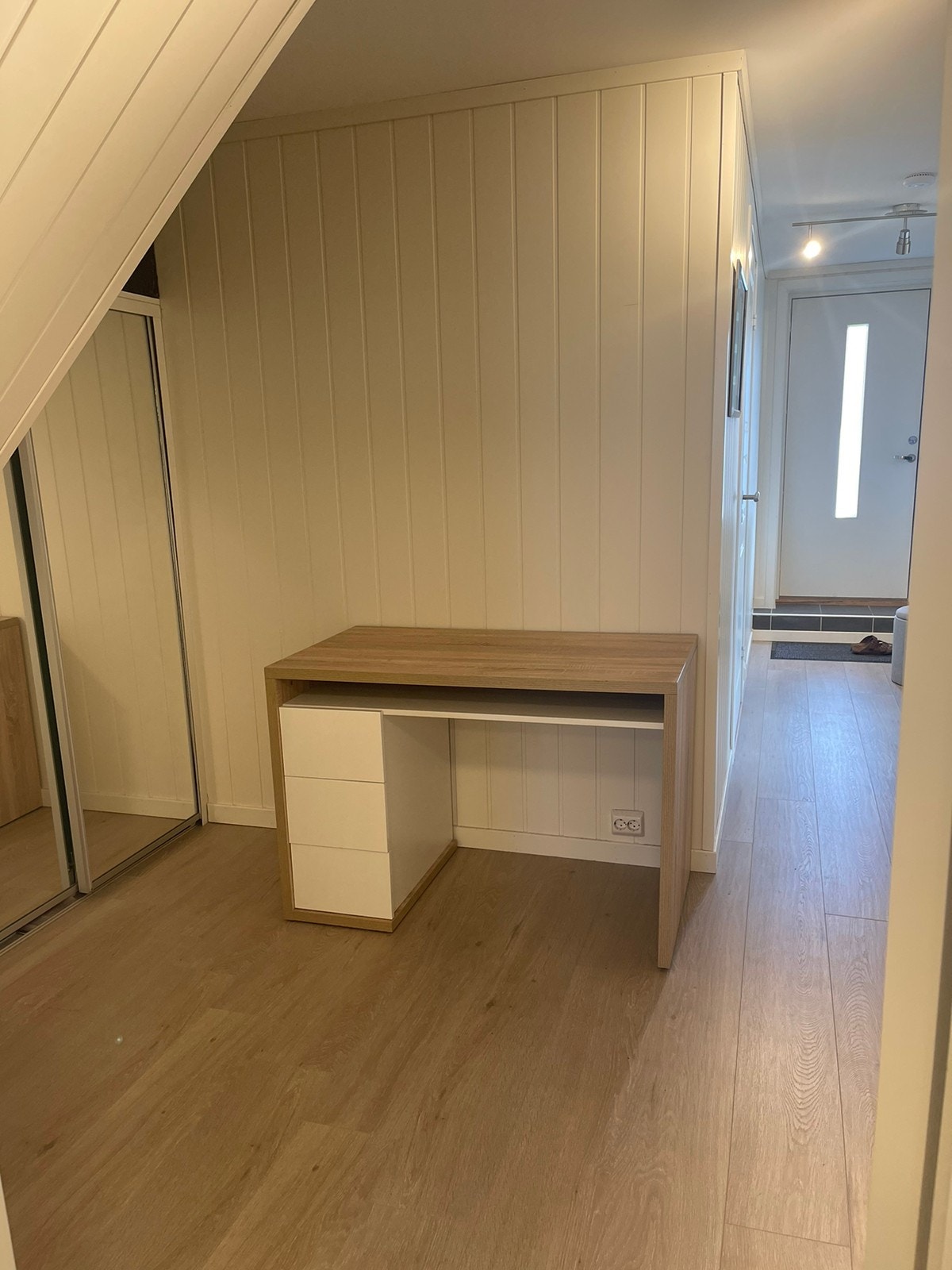 God plass til skrivebord for et eventuelt hjemmekontor. Galleribilde