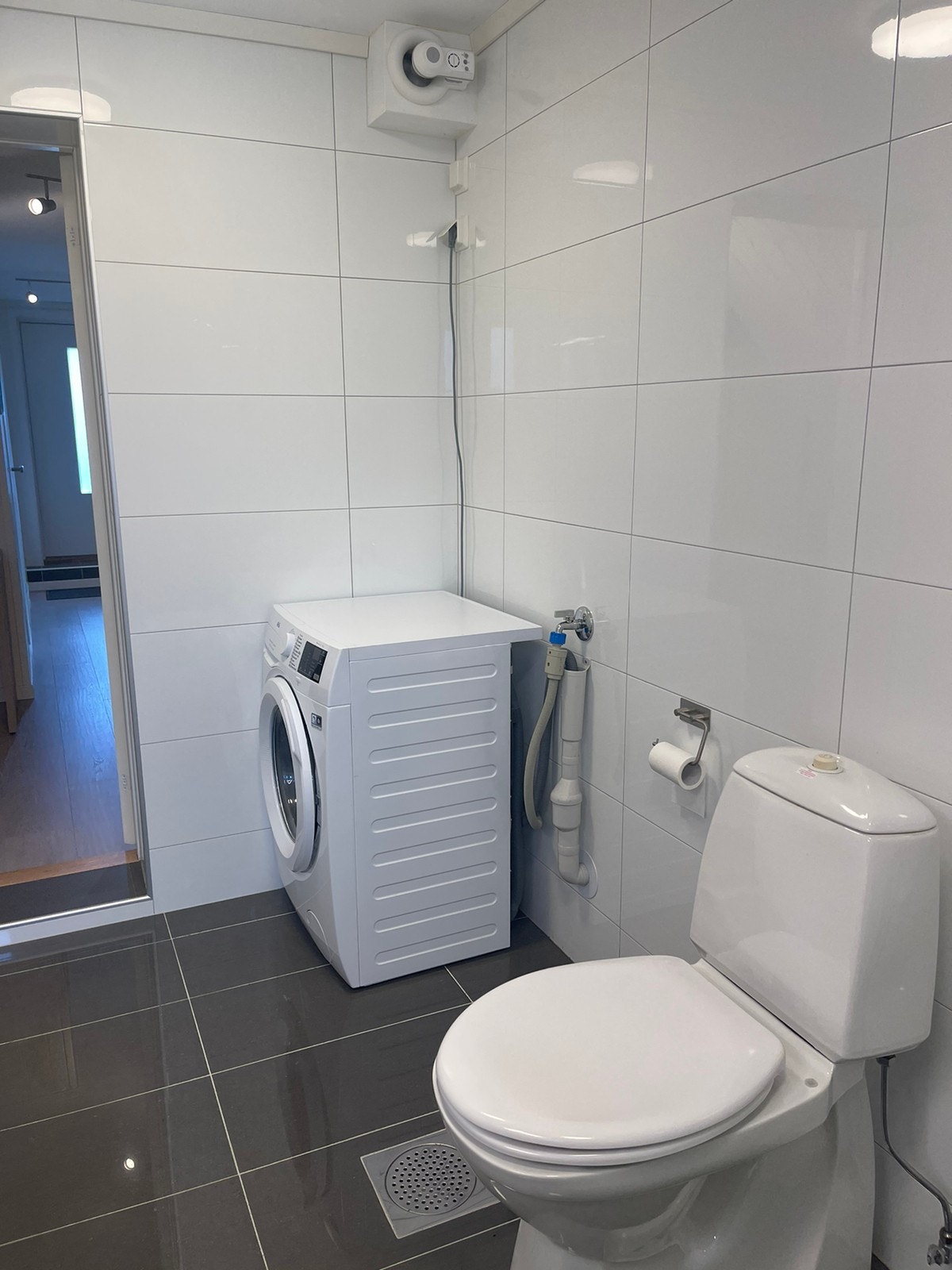 God plass til vaskemaskin og eventuell tørketrommel. Galleribilde