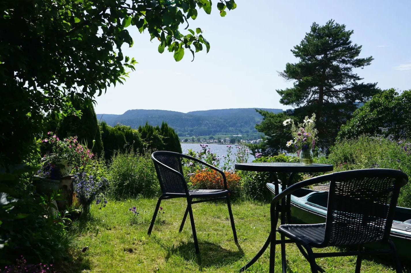 Uteplass med fjordutsikt og hage Galleribilde