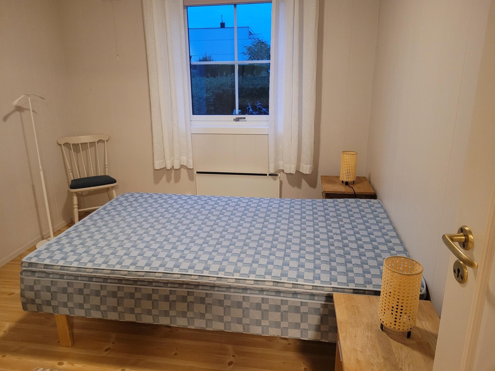 Et av to romslige soverom med dobbeltskap. Galleribilde