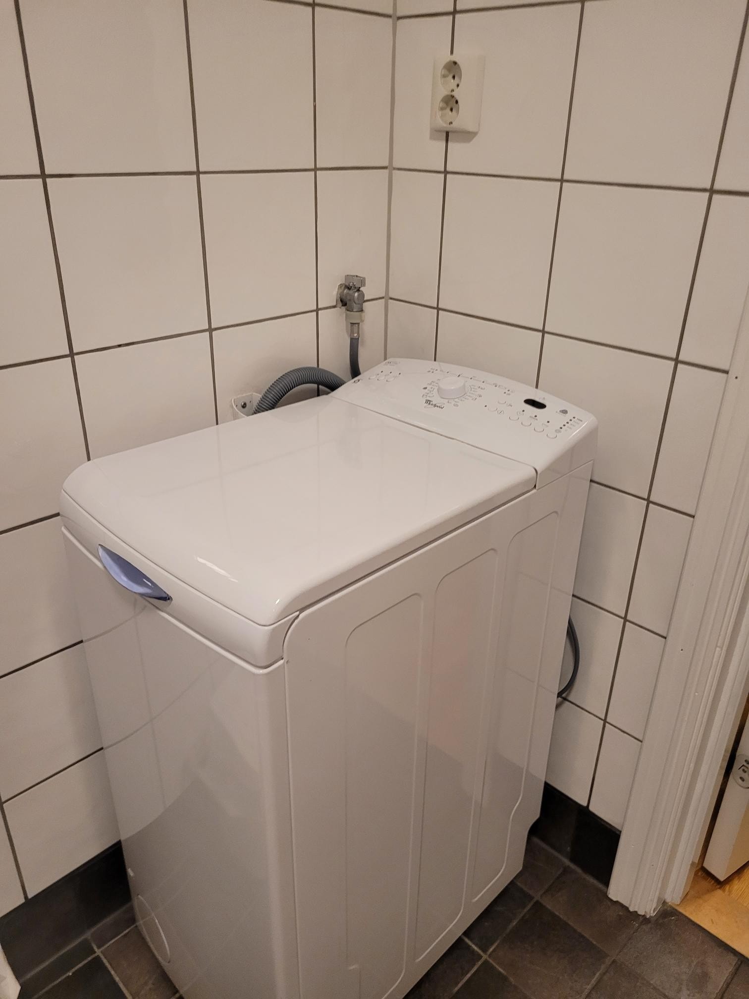 Vaskemaskin plassert på badet. Galleribilde