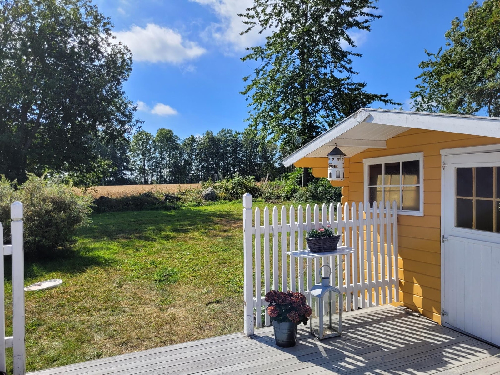 Uthus med oppbevaringsplass av f eks sykler. Galleribilde
