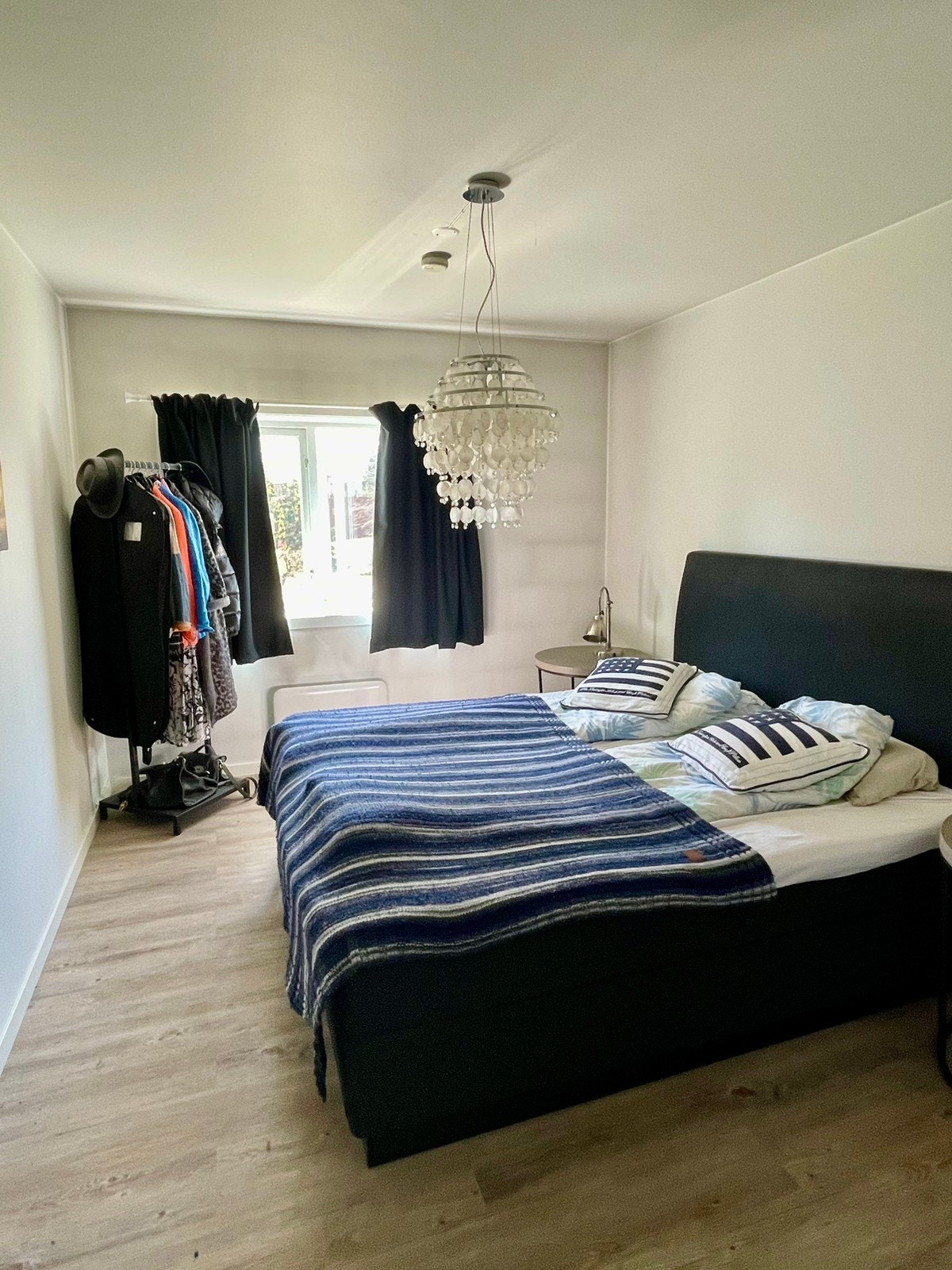 Hovedsoverom med skyvedørsgarderobe. Galleribilde