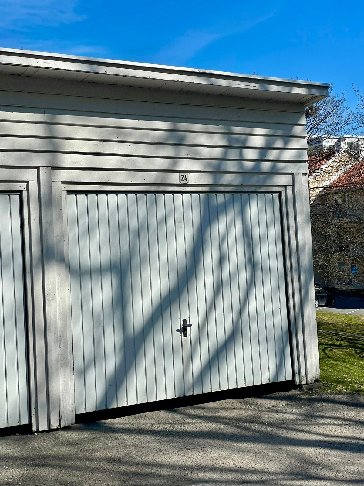 Garasjeplass rett ved inngangsdøren. Galleribilde