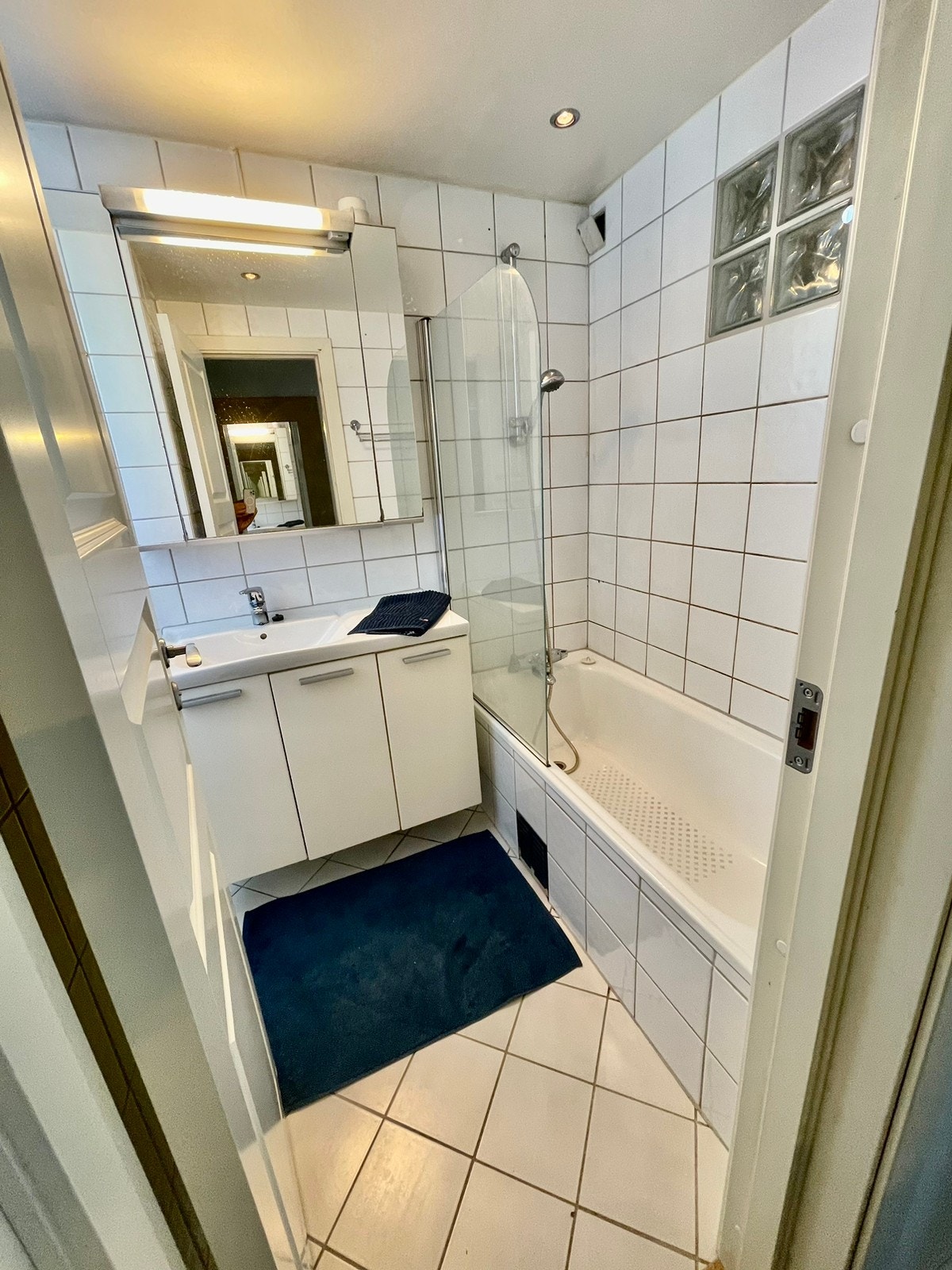 Bad med dusj og badekar. Opplegg for vaskemaskin (ikke på bildet). Galleribilde