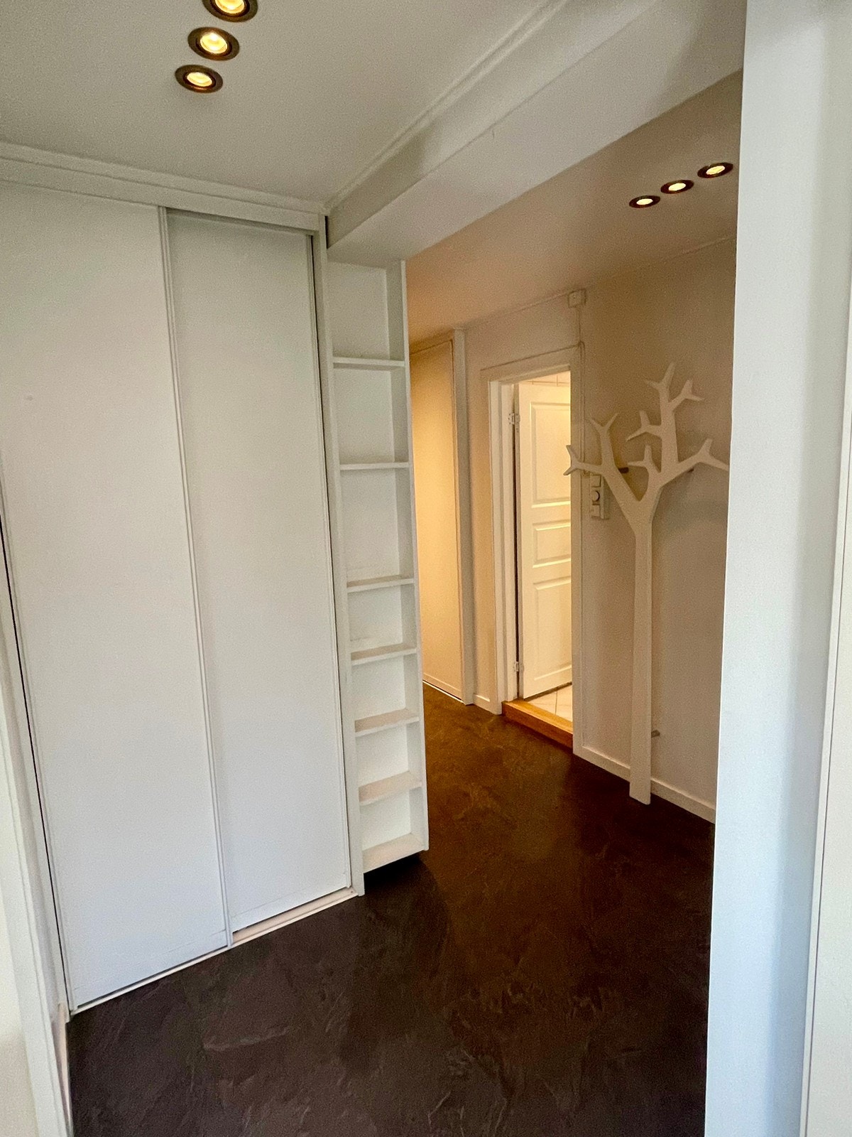 Flott veggmontert stumtjener fra Slettvoll. Galleribilde