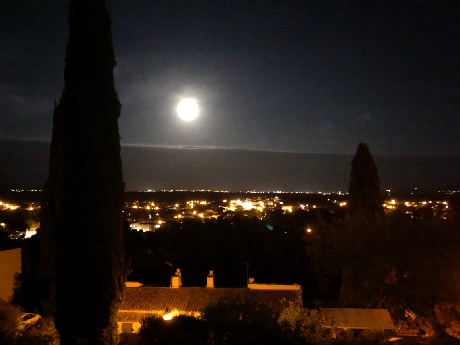 Utsikt ned mot Middelhavet, Frejus og Saint Raphael.
Fyrverkeri i helga, vanligvis fredag kl. 22 Galleribilde