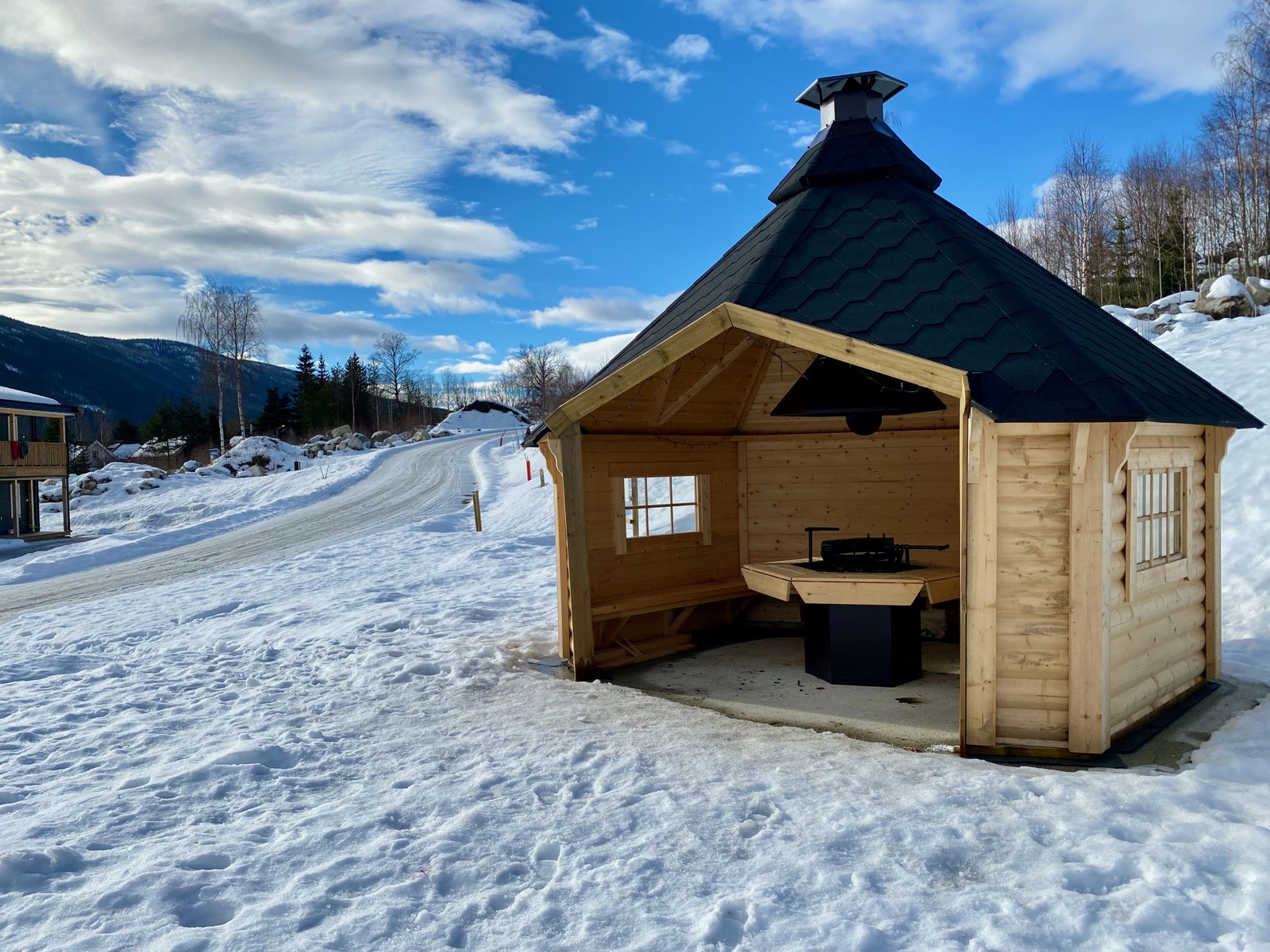 Nederst i boligfeltet er det tilrettelagt for lekeområde med grillhytte. Galleribilde