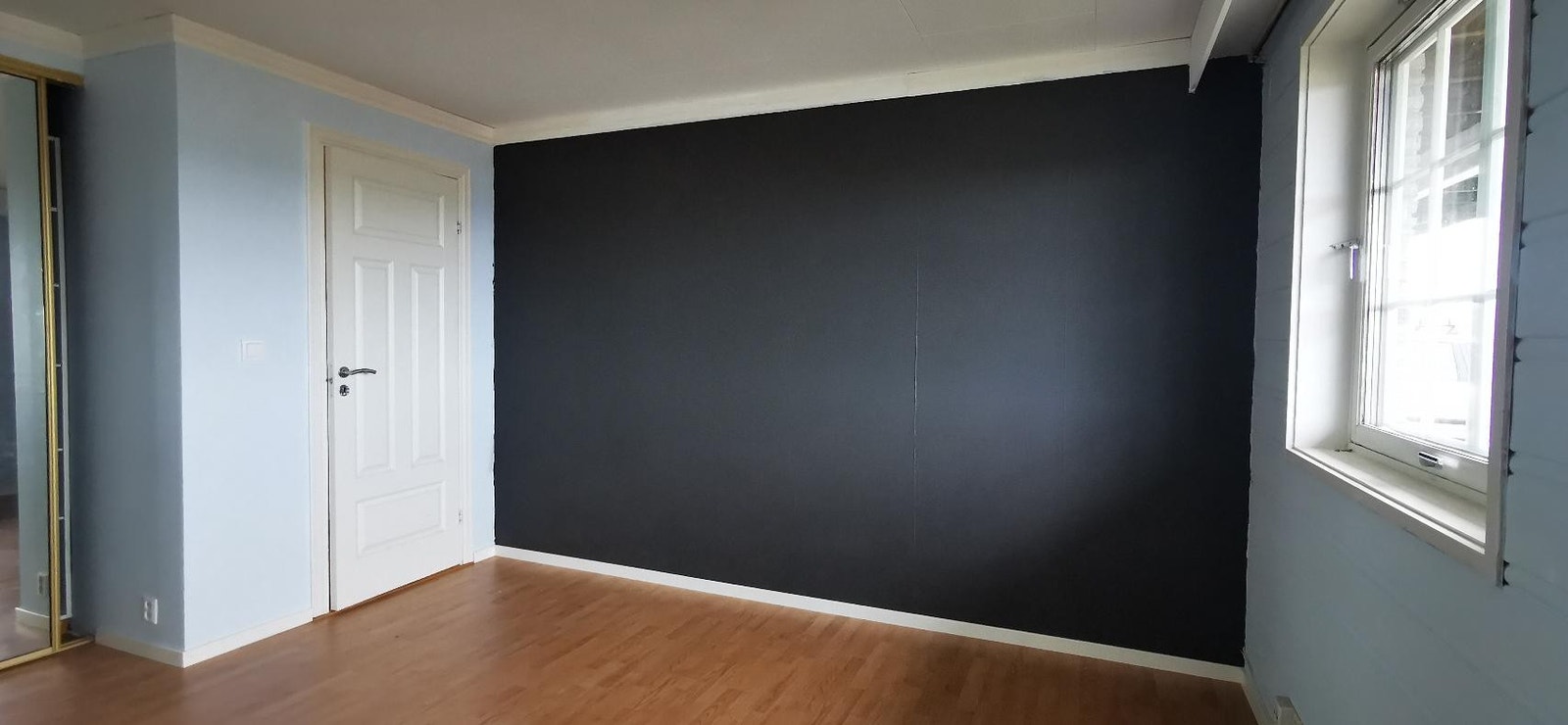 Rom 1 - Stue med stort speilskap /eventuelt soverom Galleribilde