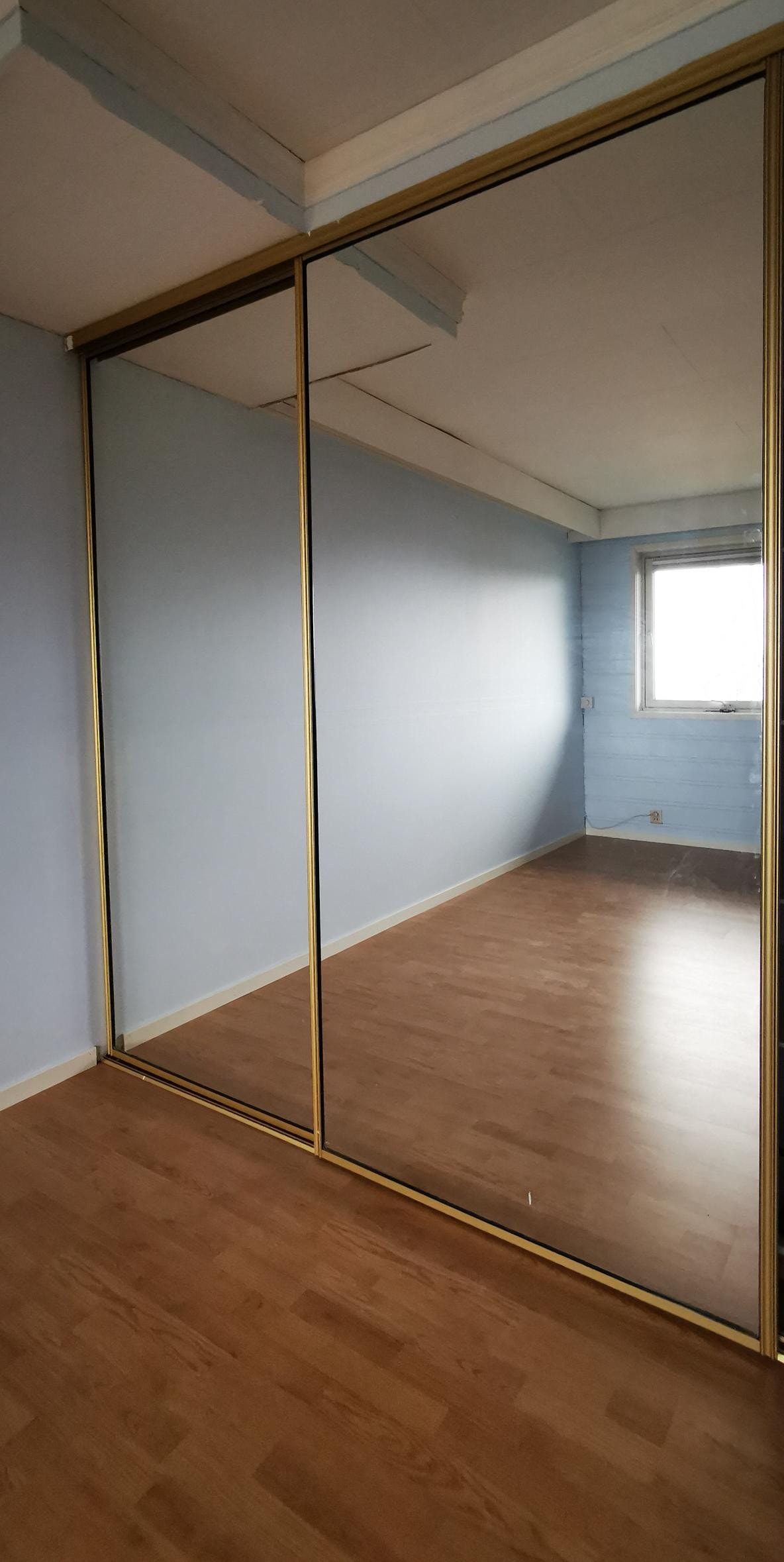 Rom 1- Stort speilskap Galleribilde