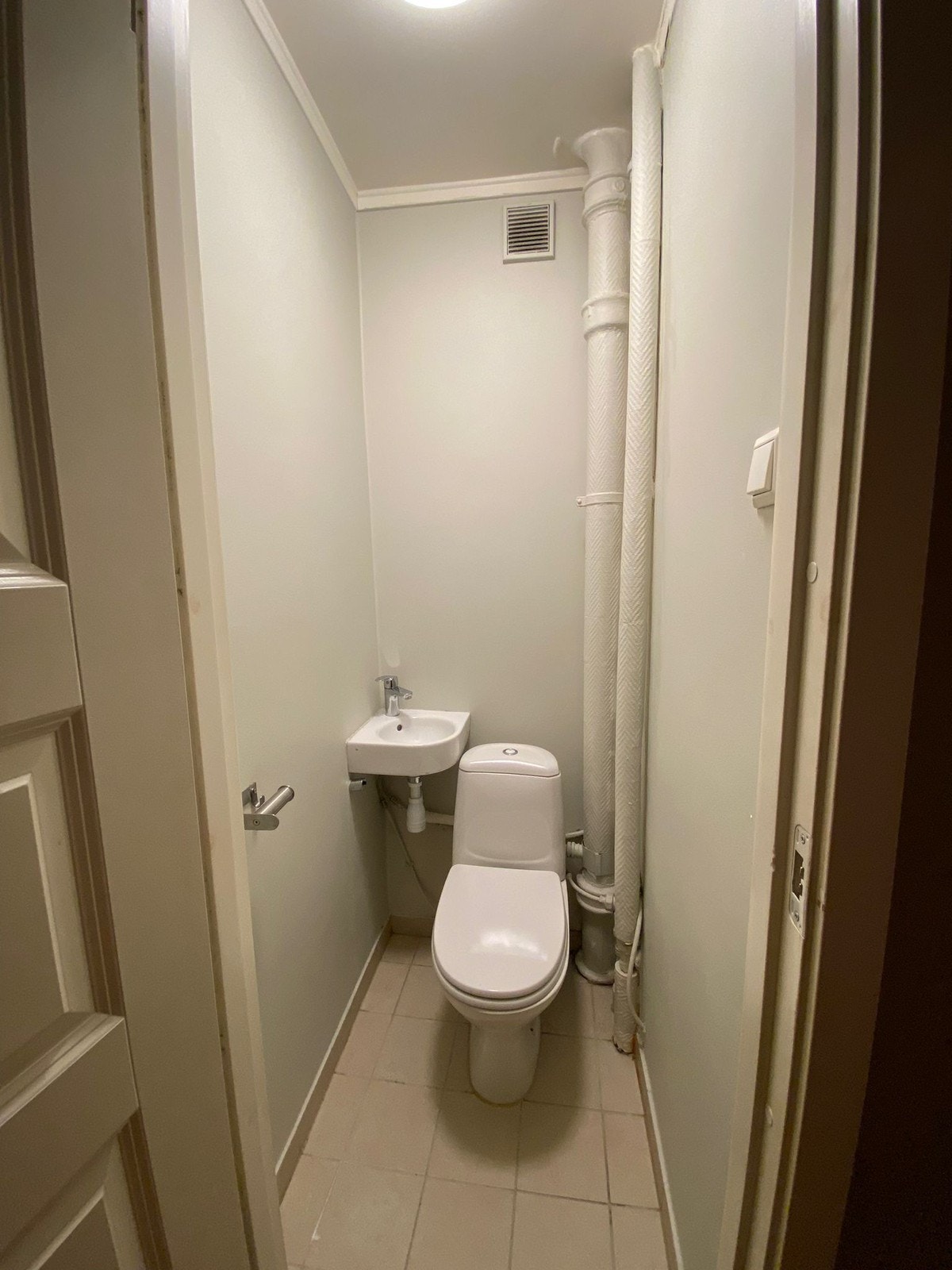 Toalett og dusj er separert Galleribilde