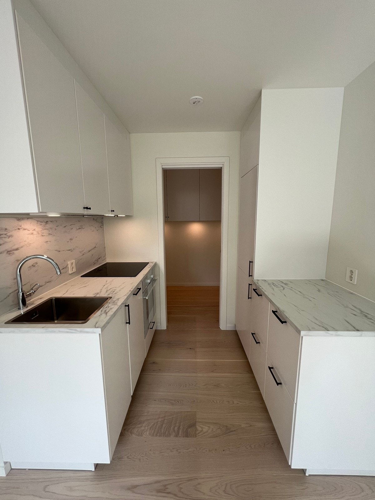 Legg merke til alkove innerst i rommet. Denne adskilles med en praktisk skyvedør Galleribilde