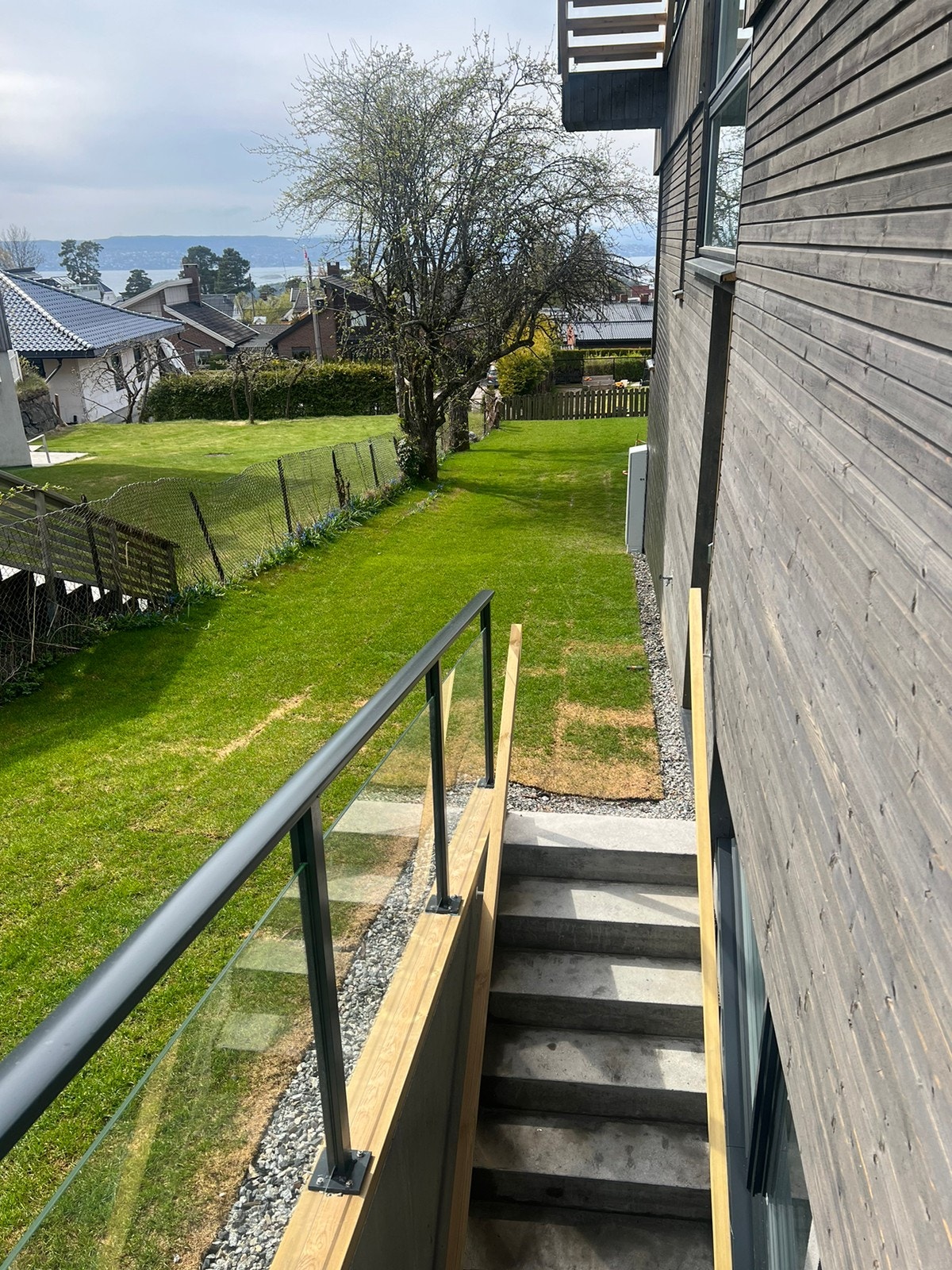 Sjøutsikt fra hybelens inngangsparti Galleribilde