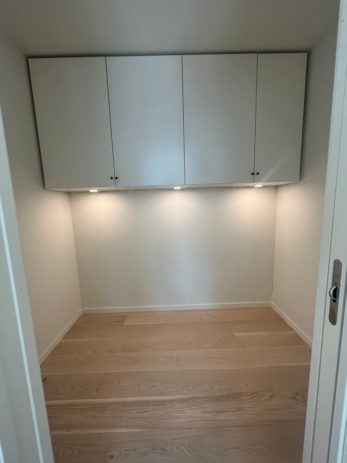 Romslig garderobe i alkove med fin dimbar belysning Galleribilde