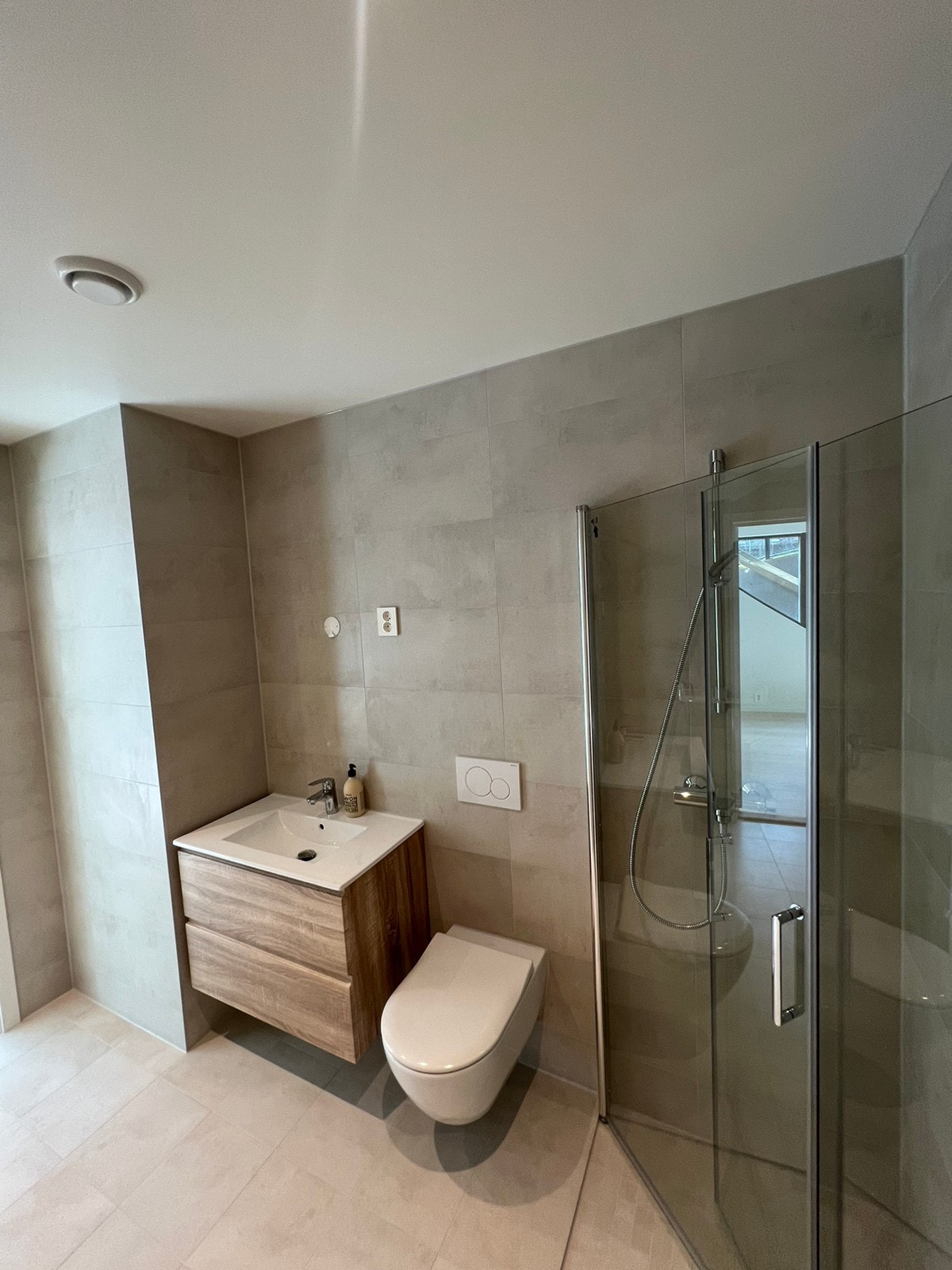 Praktiske vendbare 80x80cm dusjdører Galleribilde