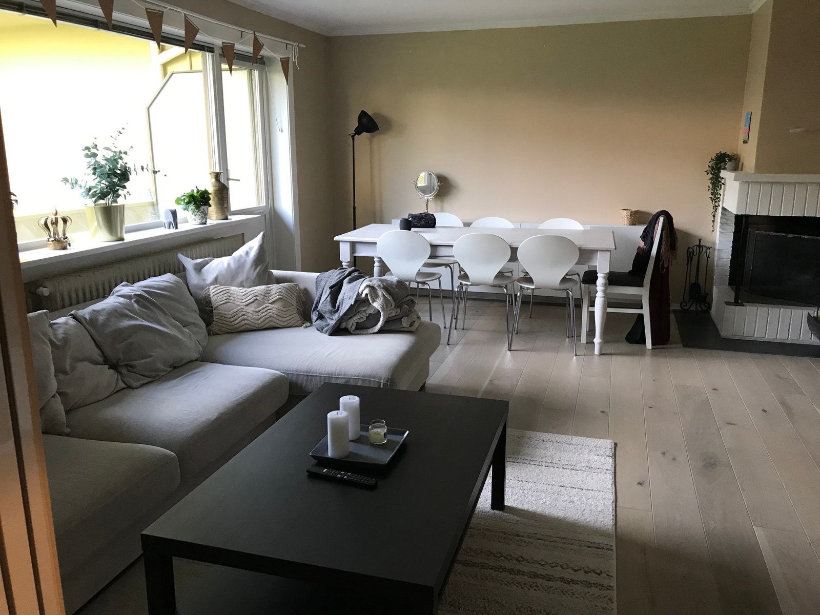 Stor stue med peis, spiseplass og utgang balkong Galleribilde