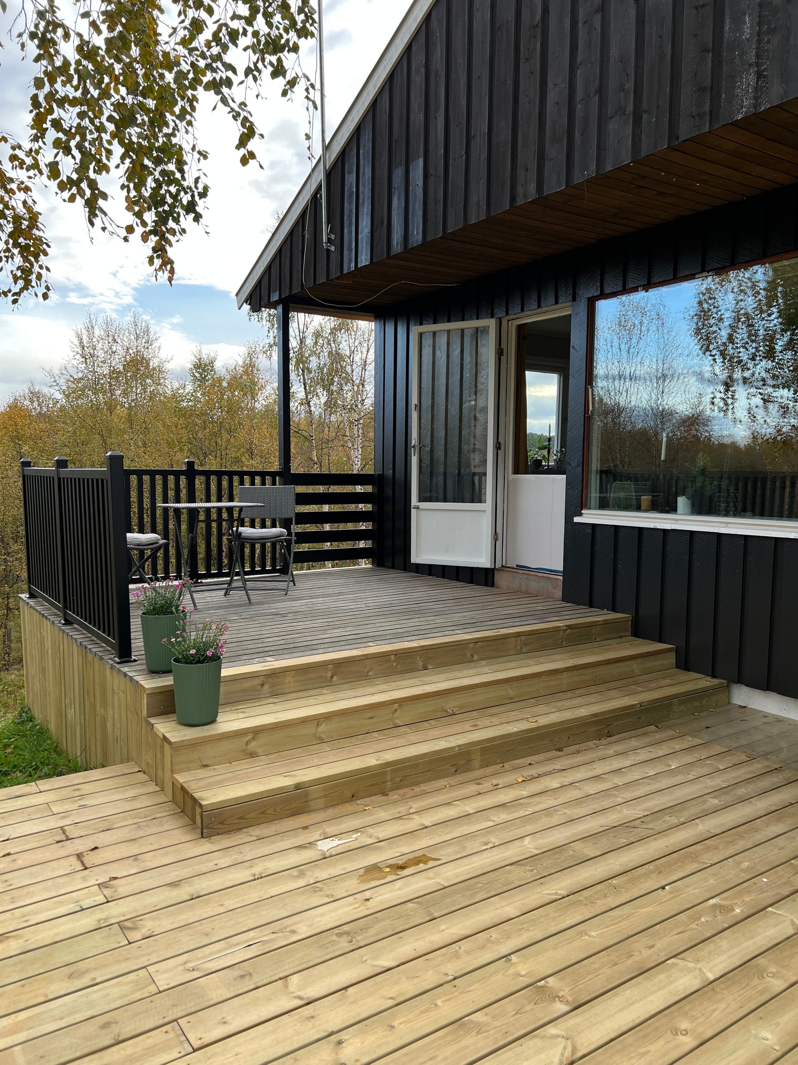 Veranda med trapp ned til platting Galleribilde