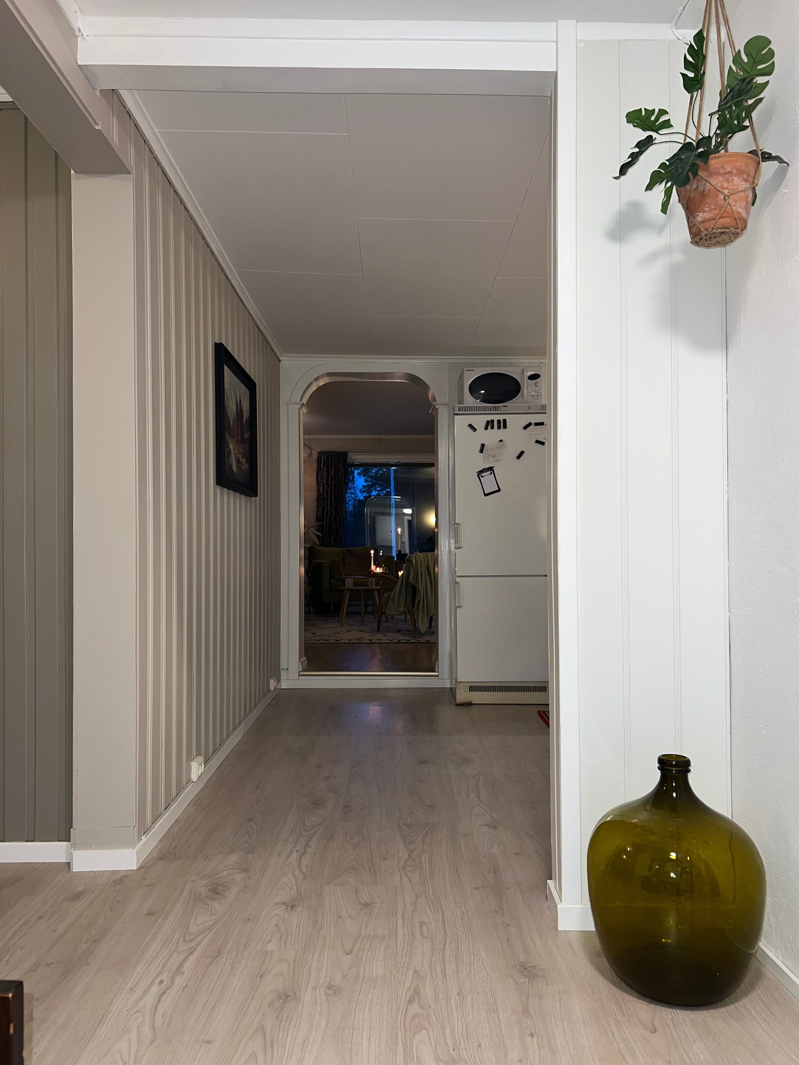 Gang sett fra bad/wc mot kjøkken og stue Galleribilde