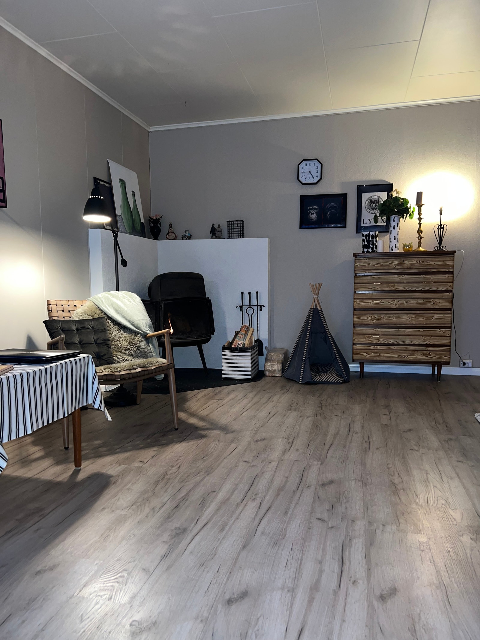 Stue med vedovn Galleribilde