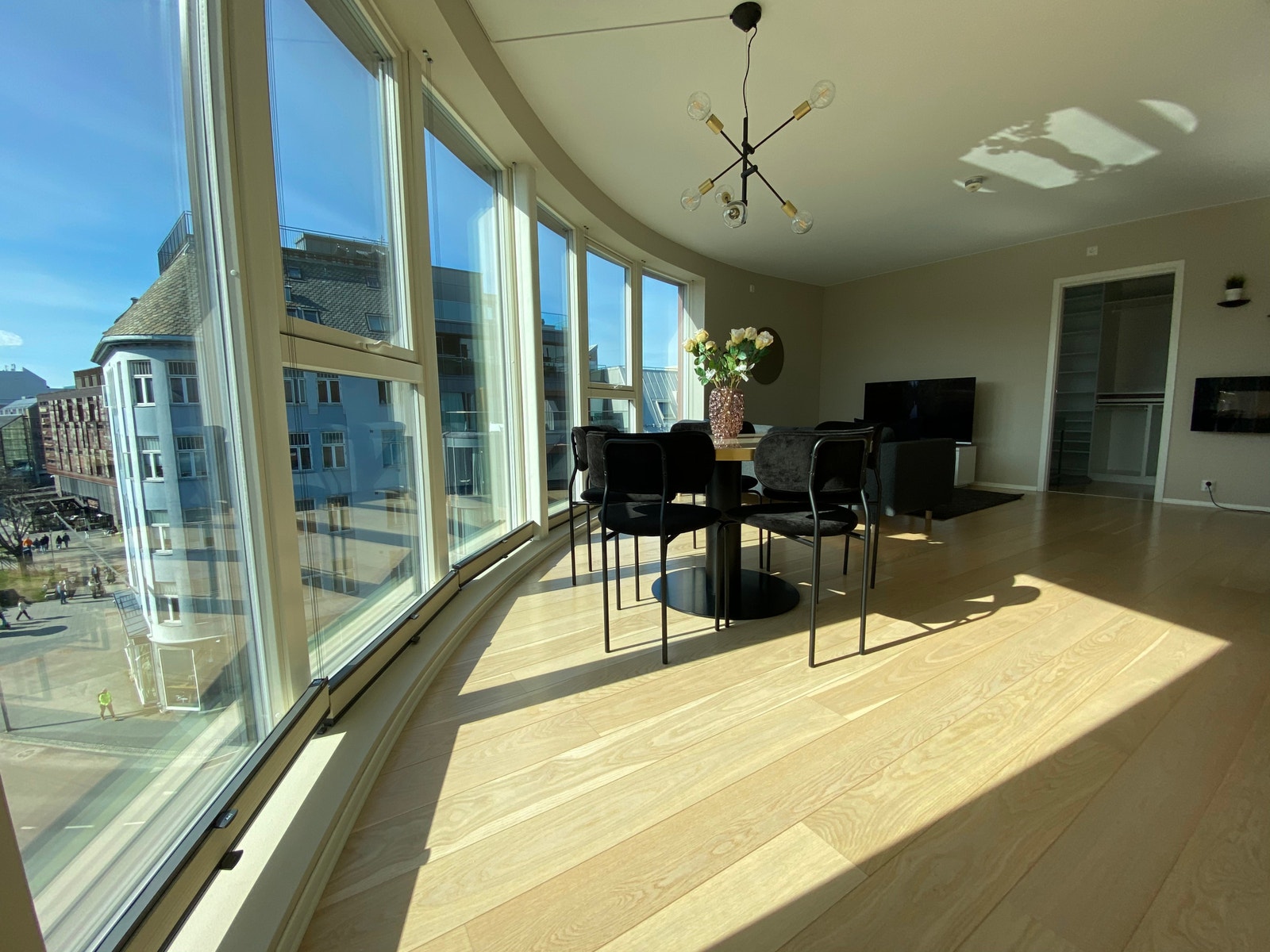 Mye lys, romslig stue med panorama Galleribilde