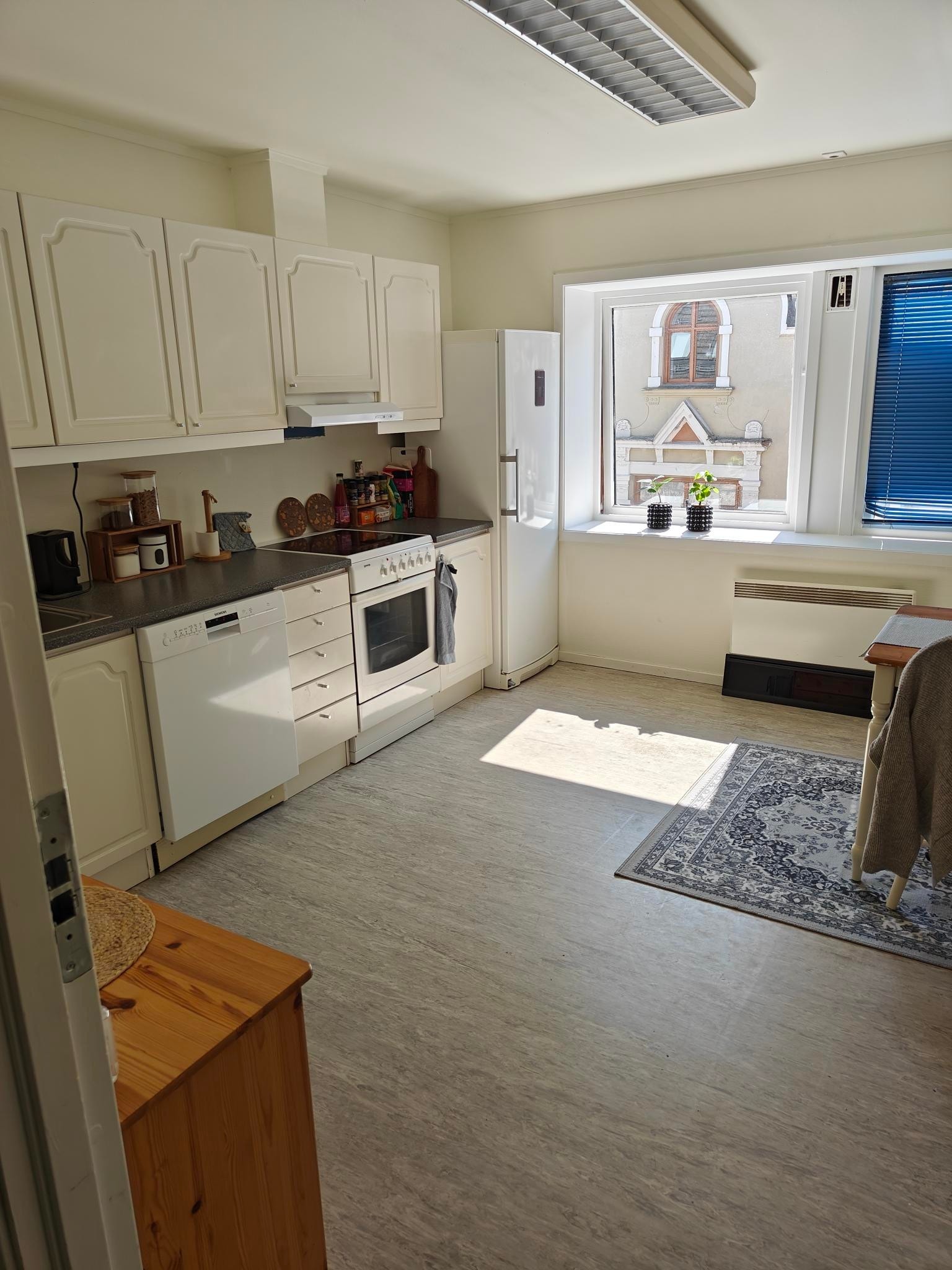 Kjøkken inkludert hvitevarer Galleribilde