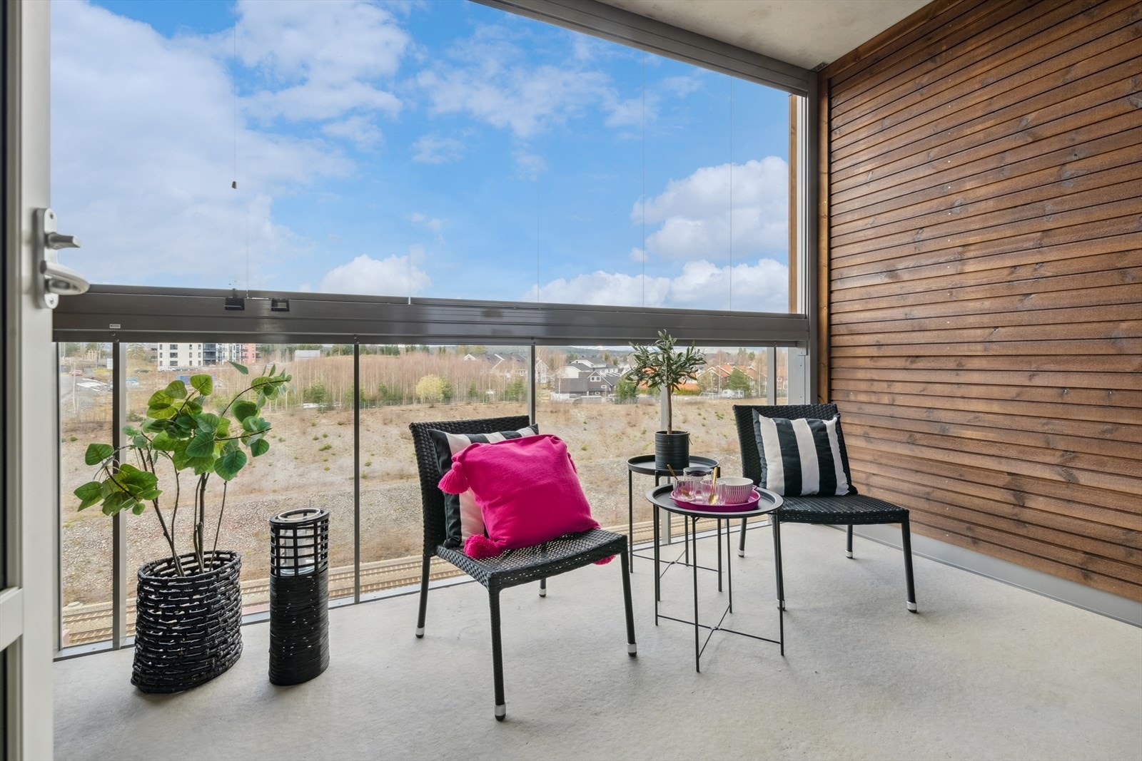 Innglasset balkong (åpnes enkelt) gjør sommersesongen lengre. Gode solforhold..jpg Galleribilde