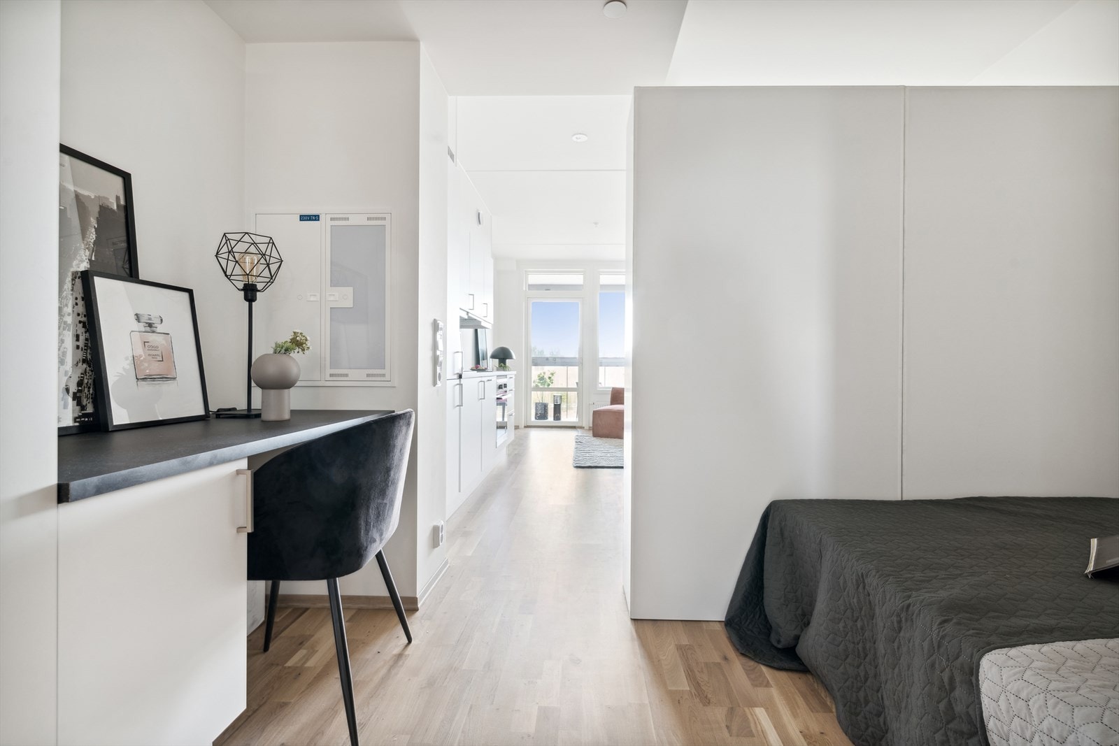 I forbindelse med sovealkoven er det garderobeskap og kontorplass..jpg Galleribilde