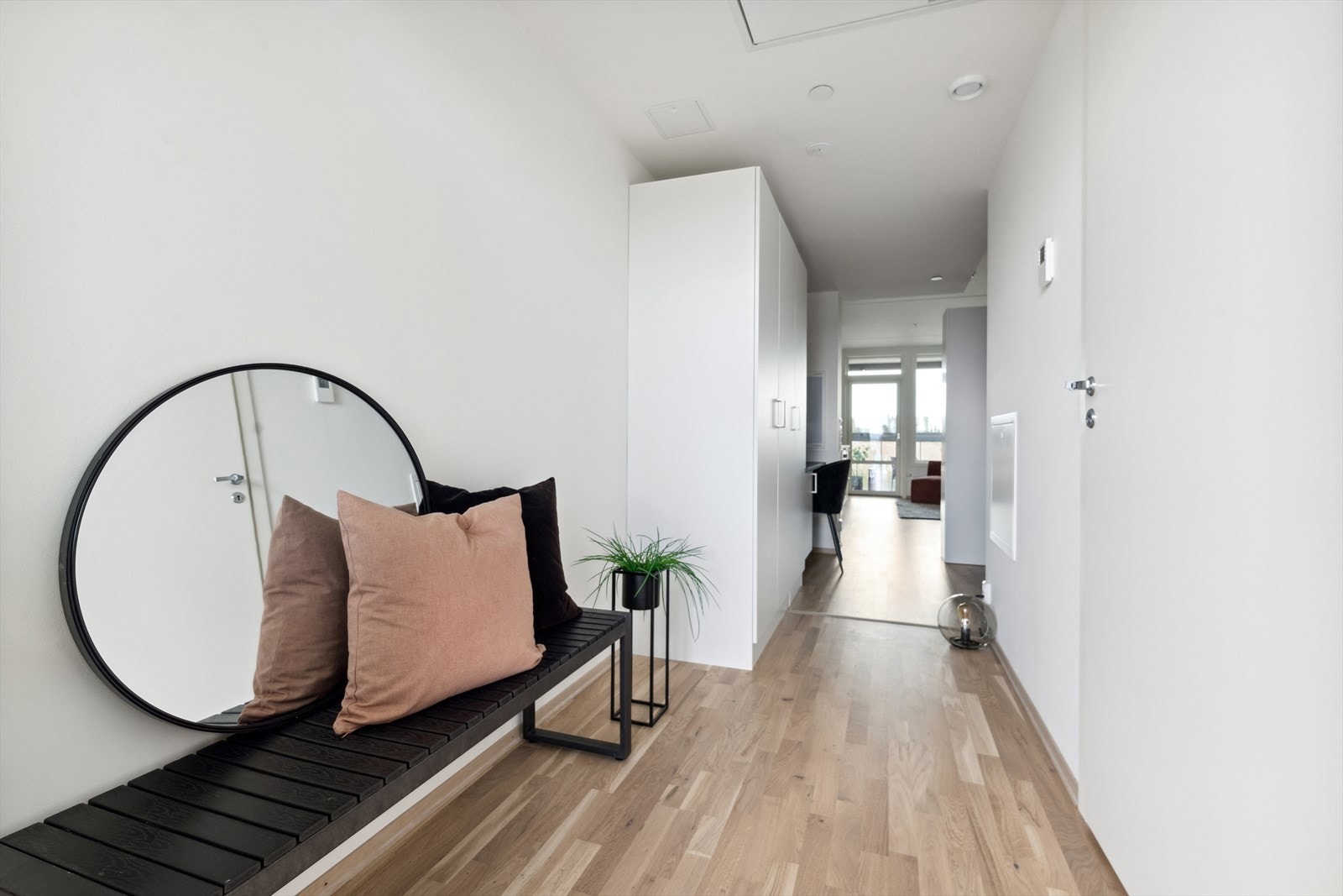 God plass til å sette inn flere garderobeskap i entreen..jpg Galleribilde