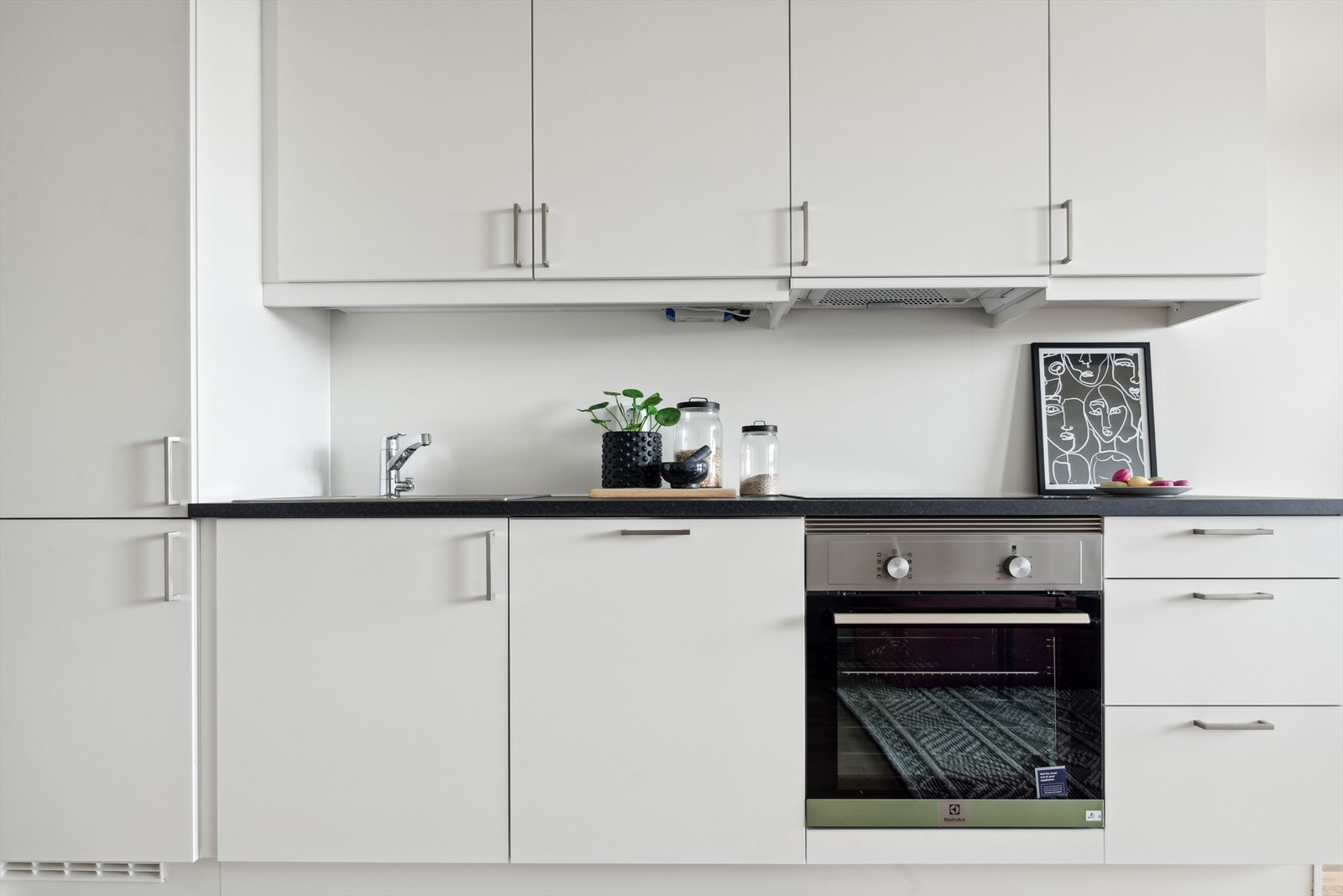 Integrerte hvitevarer fra Electrolux bestående av kjølfrys, oppvaskmaskin, komfyr og induksjon plate topp. .jpg Galleribilde