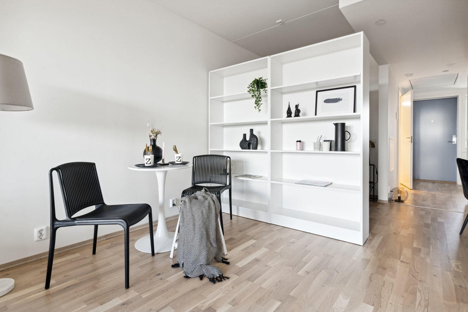 Stuen deles av med hylle rom-deler for å skape sovealkove..jpg Galleribilde