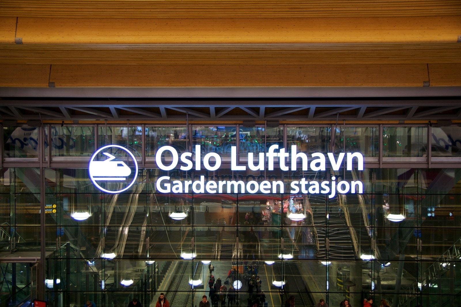 Reis hvor du vil og ta toget kun ett stopp på vei hjem igjen. Gardermoen - Eidsvoll verk (Råholt) 5 min. Galleribilde