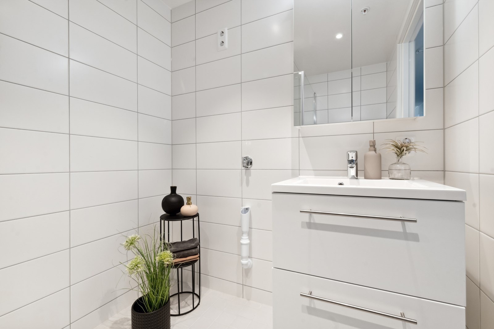 Speilskap og servantseksjon med skuffer for god oppbevaring på badet. .jpg Galleribilde
