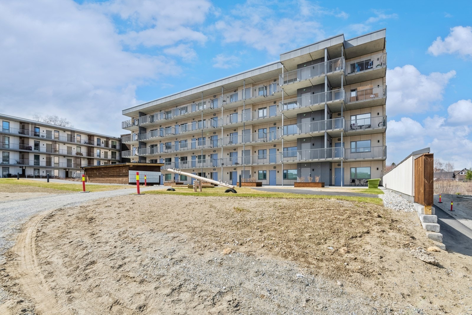 Inngangsparti via svalgang. Heis til alle etasjer. Sportsbod i kjeller følger med. Garasjeplass kan kjøpes. .jpg Galleribilde